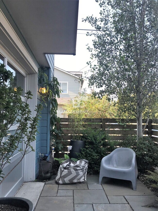 Foto del edificio - LOCATION, LOCATION, LOCATION! NE Alberta C...