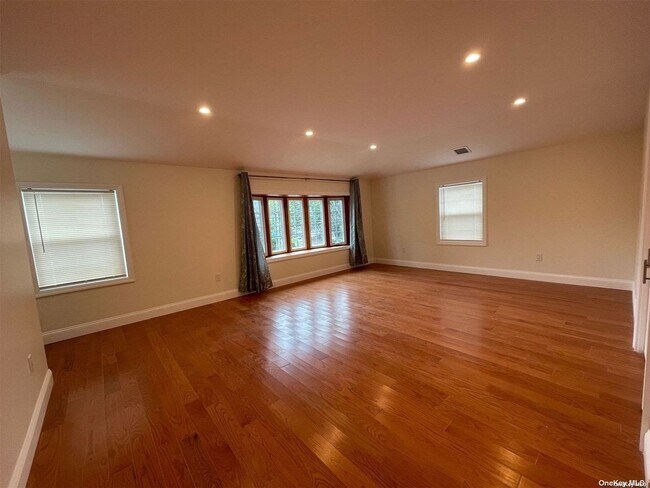 Foto del edificio - 62-20 Dry Harbor Rd