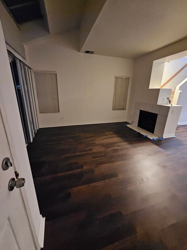 Foto del edificio - Gated Community~$2,595~ 2 Bed/2.5 Bath End Unit Townhome.