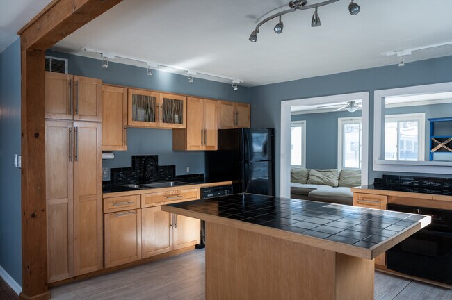 Building Photo - 4853 Carvel Ave