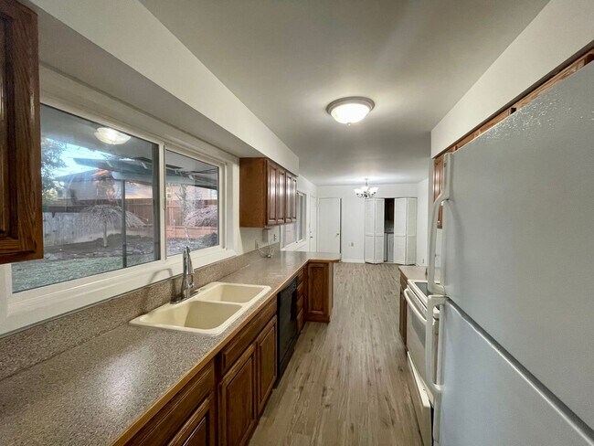 Foto del edificio - Classic 3 Bedroom 1.5 Bathroom Ranch House in Beaverton!! Great Yard! Cedar Hills~Cedar Mill Nort...