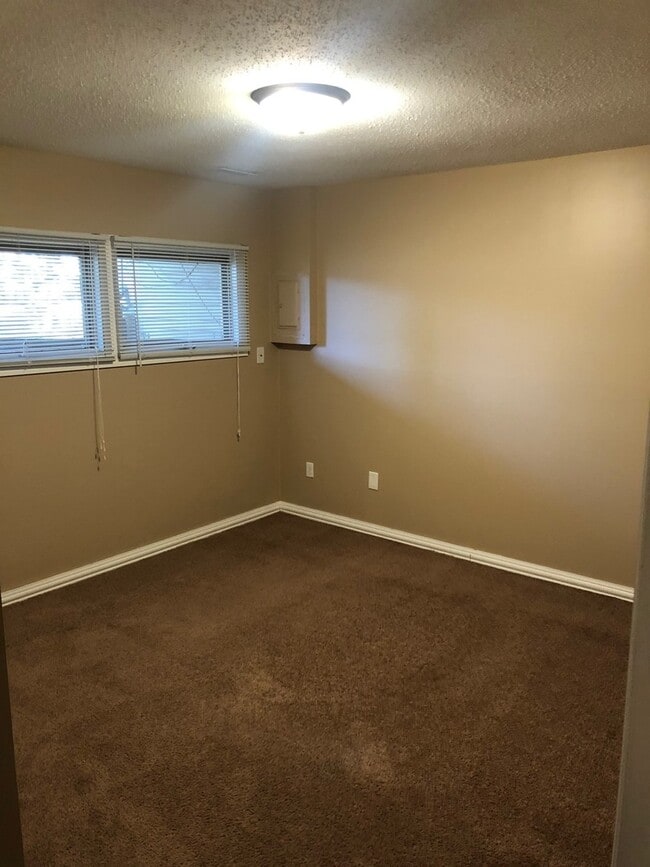 Building Photo - End Unit Townhouse Available Now, Vaulted ...