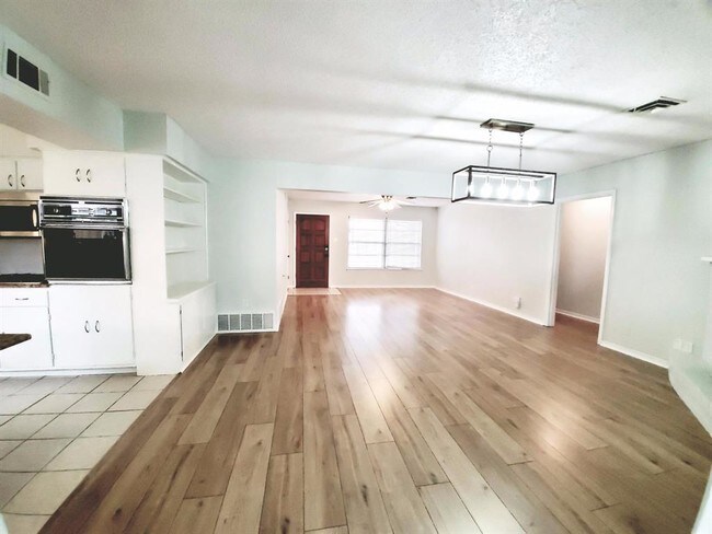 Foto del edificio - 13615 Littlecrest Dr