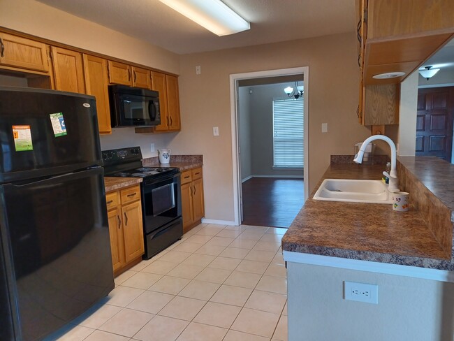 Building Photo - 629 Phillips Dr