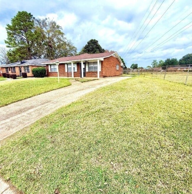 Foto del edificio - Cozy 3 Bed, 2 Bath Single Family Home in Montgomery, AL - $1,300/mo