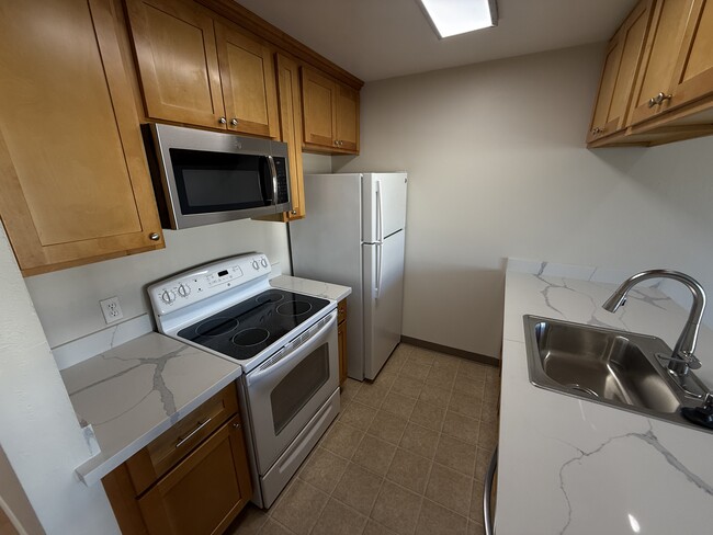 Building Photo - 2 bedroom Renovated unit at Campbell Sq Ap...