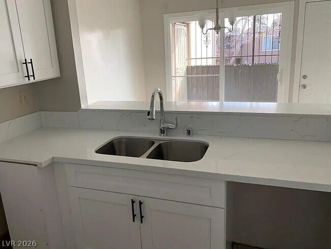 Foto del edificio - 1501 Living Desert Dr