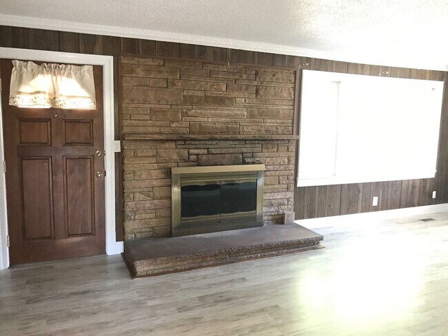 Foto del edificio - Spacious 3-Bedroom Home in the Heart of Baxter | Basement + Wrap-Around Driveway