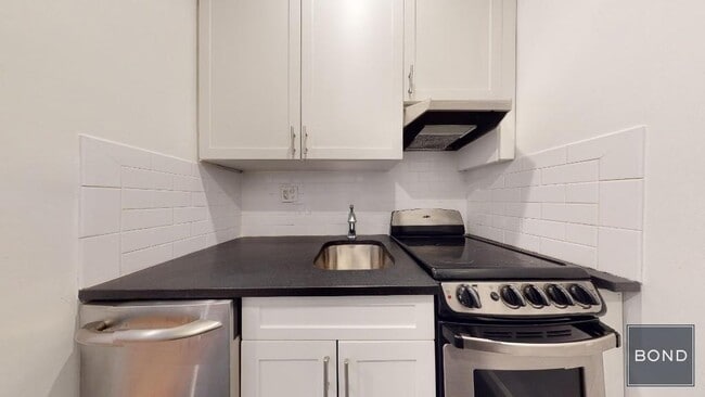 Building Photo - 230 E 81st St
