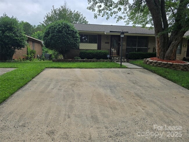 Building Photo - 5027 Malibu Dr