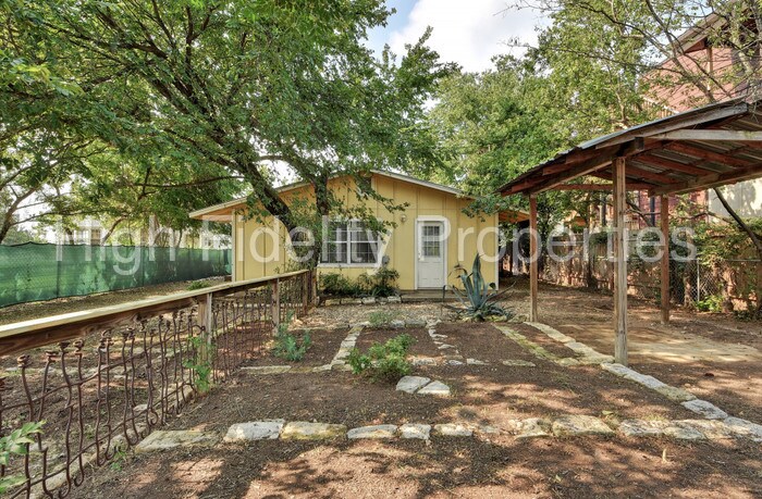 Primary Photo - 2206 E 13th St