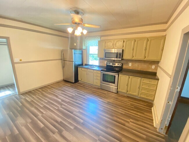 Building Photo - Coming Soon! Spacious 3 Bedroom, 1 Bath Ho...