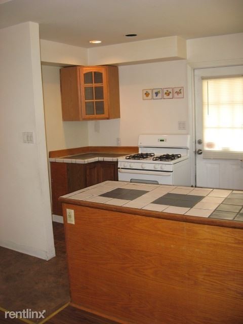 Building Photo - 2 br, 1.5 bath Townhome - 1410 Laidlaw Ave