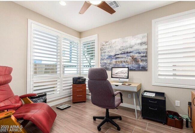 Foto del edificio - 9001 E San Victor Dr