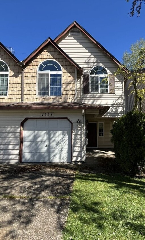 Spacious 3 Bedroom Home with Open Layout, Vaulted Bedrooms & Trail Access - Spacious 3 Bedroom Home with Open Layout, Vaulted Bedrooms & Trail Access