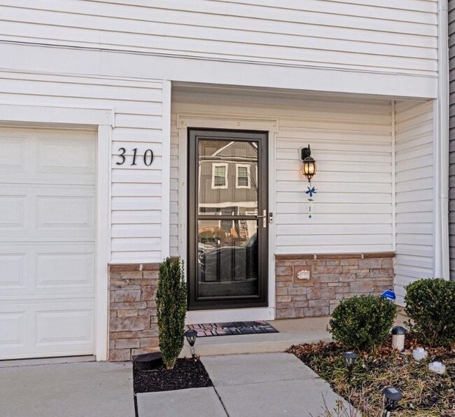 Building Photo - 310 Maple Run Dr