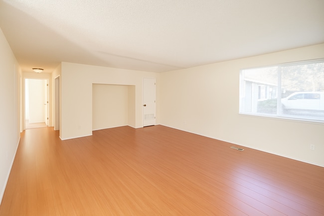 Building Photo - 2 bedroom 1 bath, pet-friendly, duplex uni...