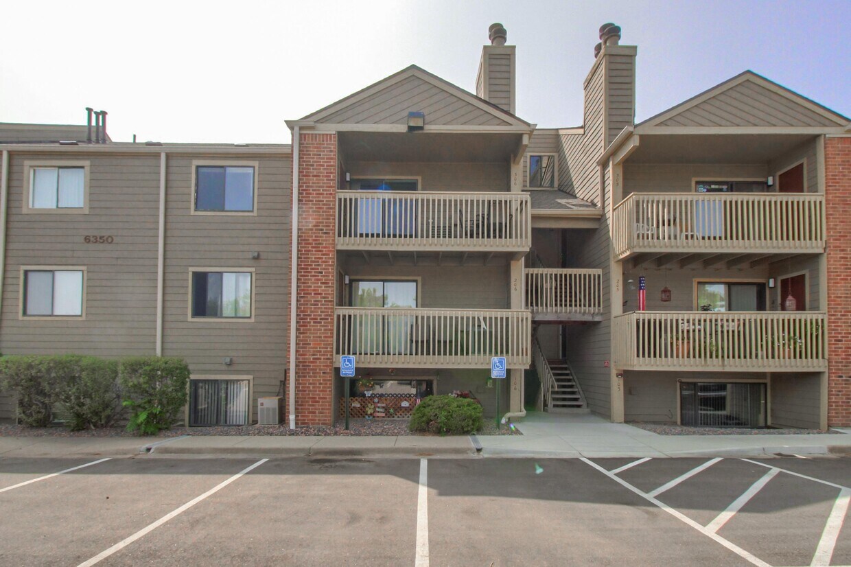 Primary Photo - 6350 Oak St