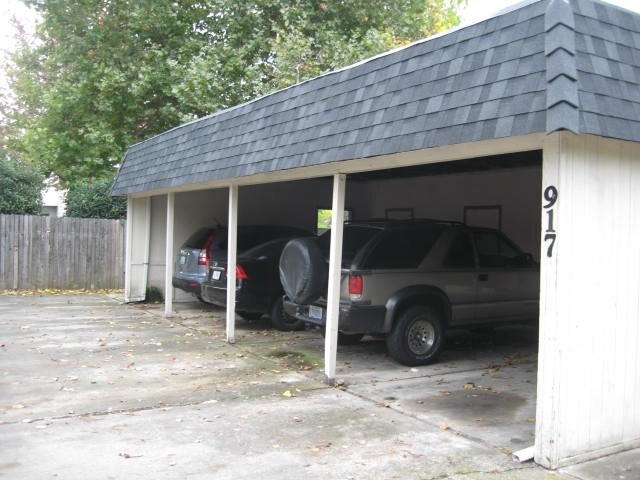 Estacionamiento - 917 Royal Ct