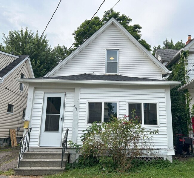 Foto del edificio - Old Brooklyn Area - 4 Bedroom - 1 Bath - Single Family Home