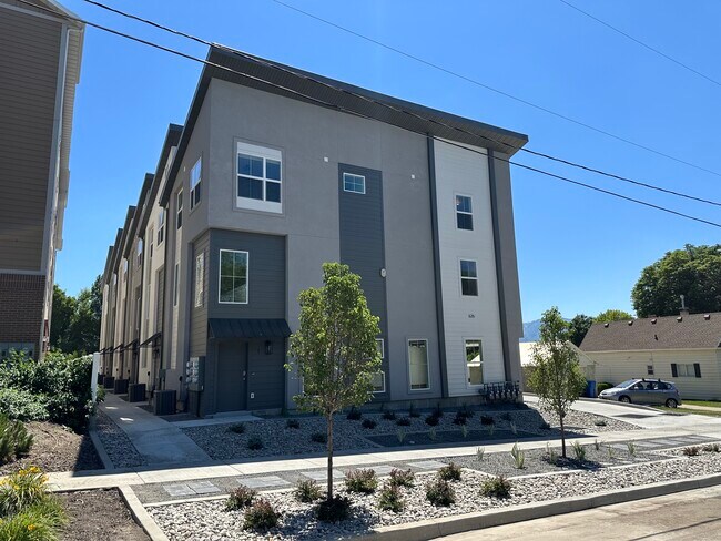 Building Photo - The Savvy Six