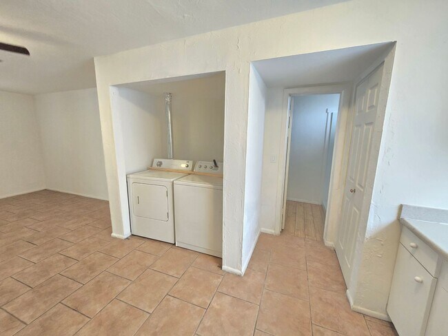 Foto del edificio - 2 bed 1.5 bath UTILITES INCLUDED