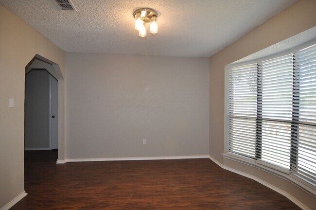 Building Photo - Lovely 3-2-2 in Hurst, Birdville ISD!