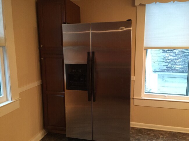 Large refrigerator with ice-maker and filtered water - 58 Mc Master Street