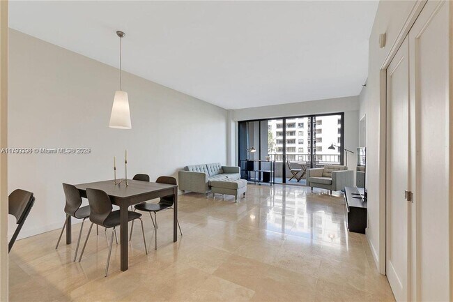 Foto del edificio - 201 Crandon Blvd