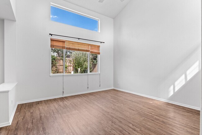 Foto del edificio - Charming Three Bedroom Home In Littleton