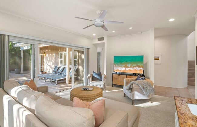 Building Photo - Stunning 4 Bedroom/3 Bathroom Fully Furnis...