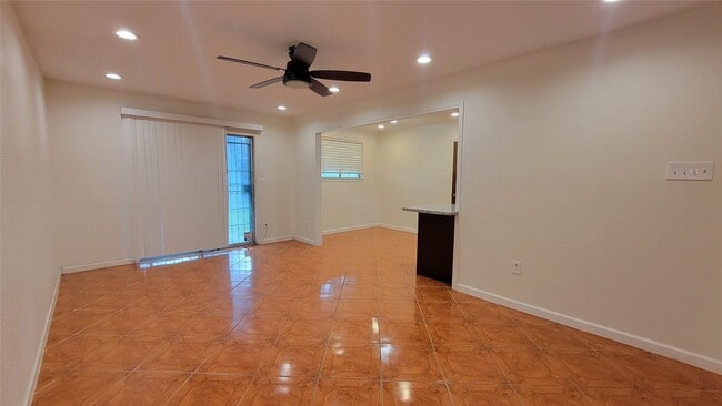 Building Photo - 12407 Russ Dr