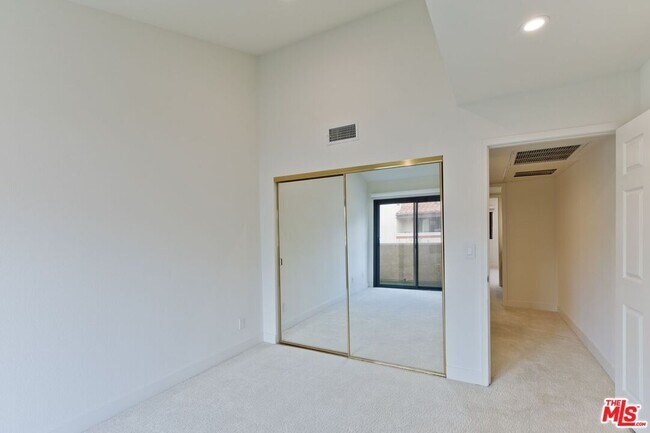 Building Photo - 6930 De Celis Pl
