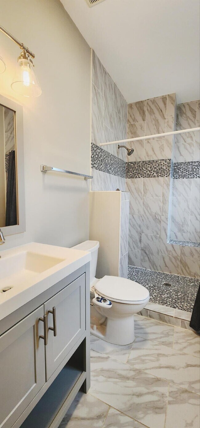 Building Photo - Beautiful Webster Groves Home in Prime Location