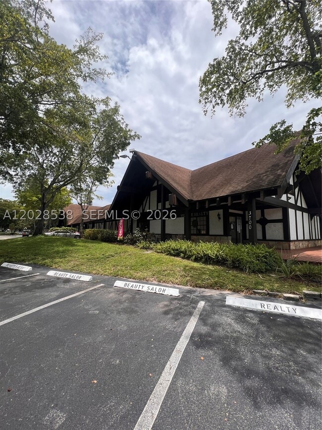 Building Photo - 3760 Inverrary Dr