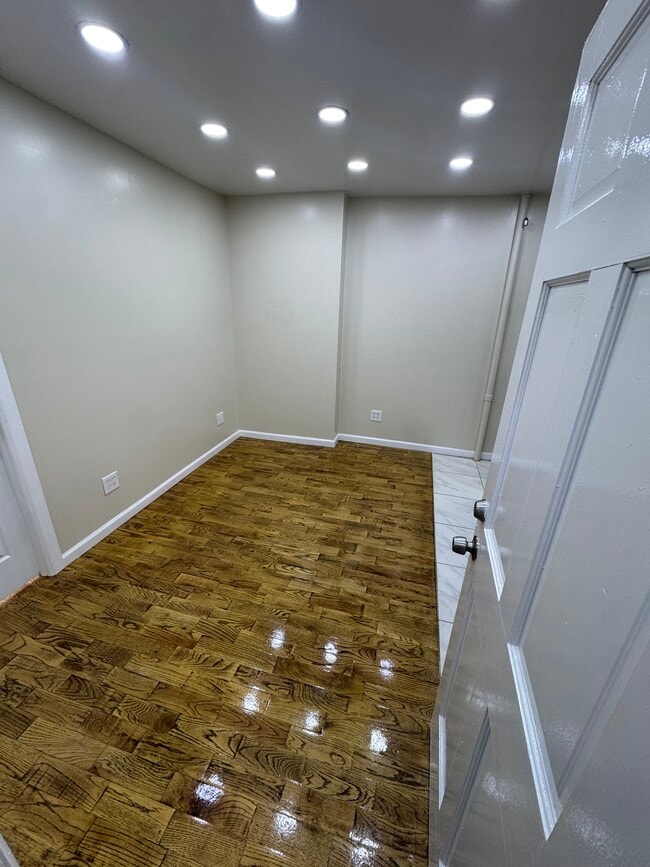 Foto del edificio - 1885 Eastern Pky