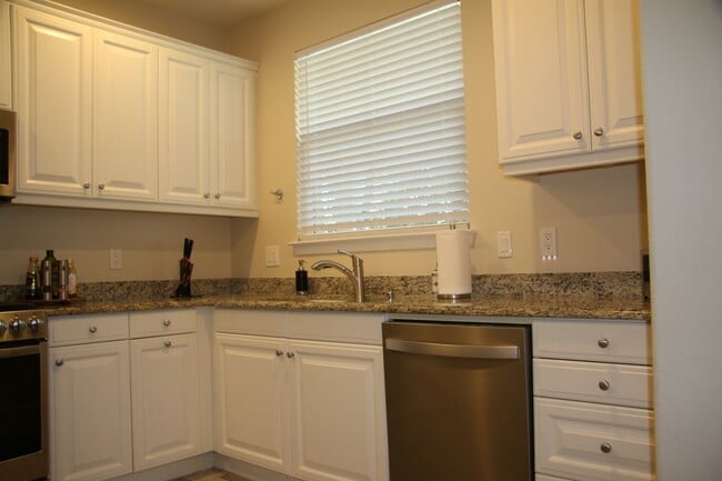 Building Photo - 3591 Sacramento Dr