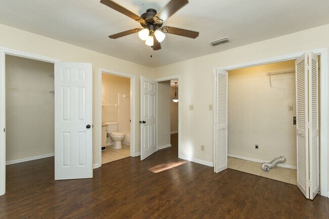 Foto del edificio - 105 Whetherbine Way W