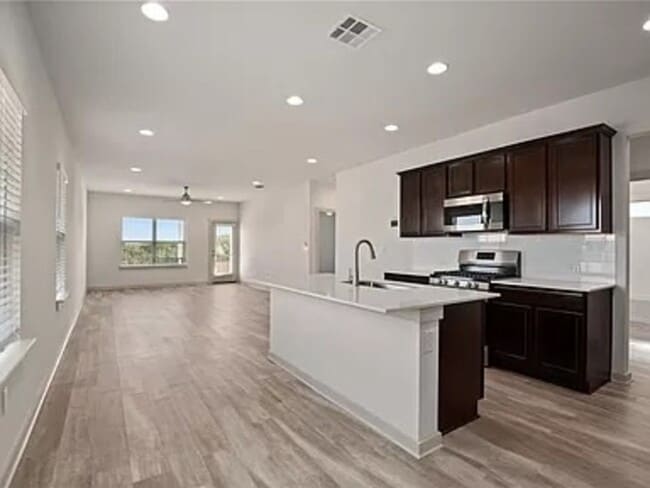 Foto del edificio - 7717 Lowenfield Dr