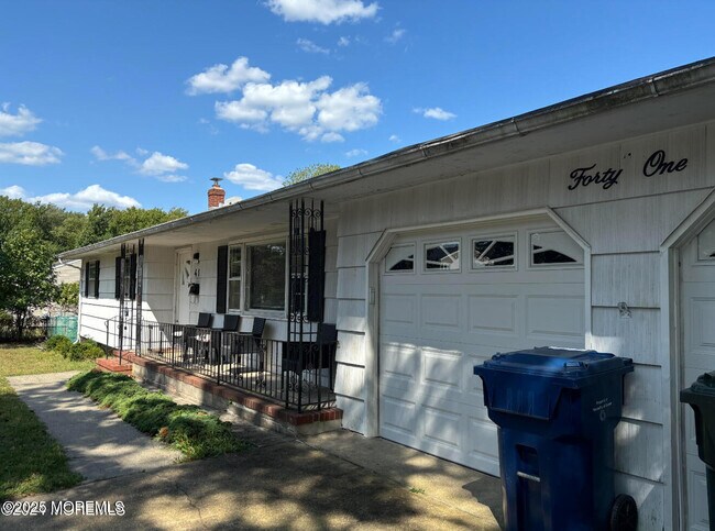 Building Photo - 41 Heath Ave