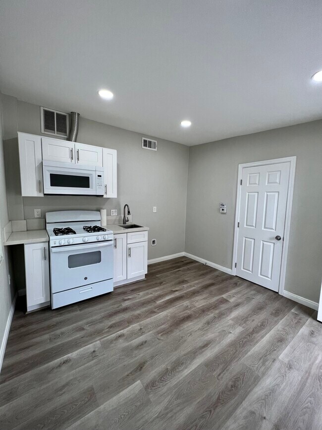 Building Photo - 21629 Cottonwood Ave