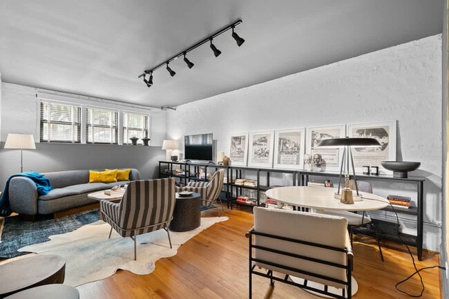 Foto del edificio - 1520 W Berteau Ave