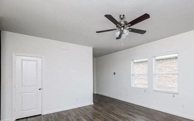 Foto del edificio - 6125 Harrah Ln