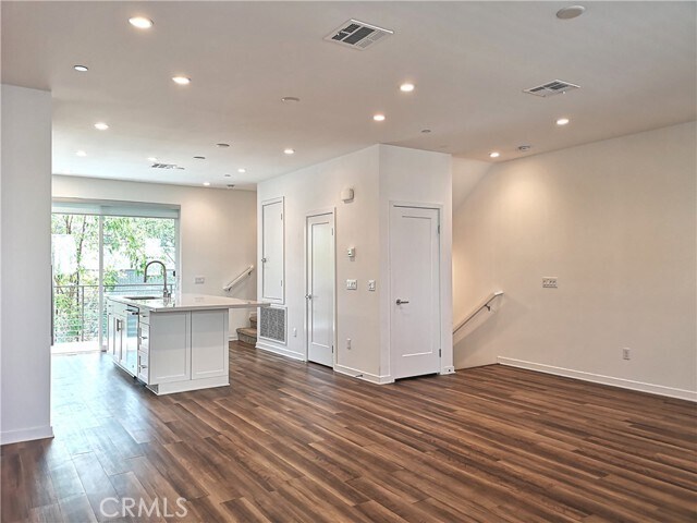Building Photo - 105 Schick