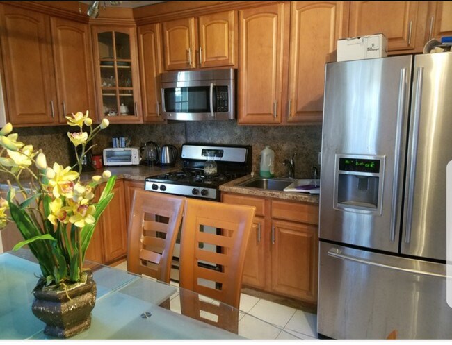 eat-in kitchen - 27 Ontario Ave