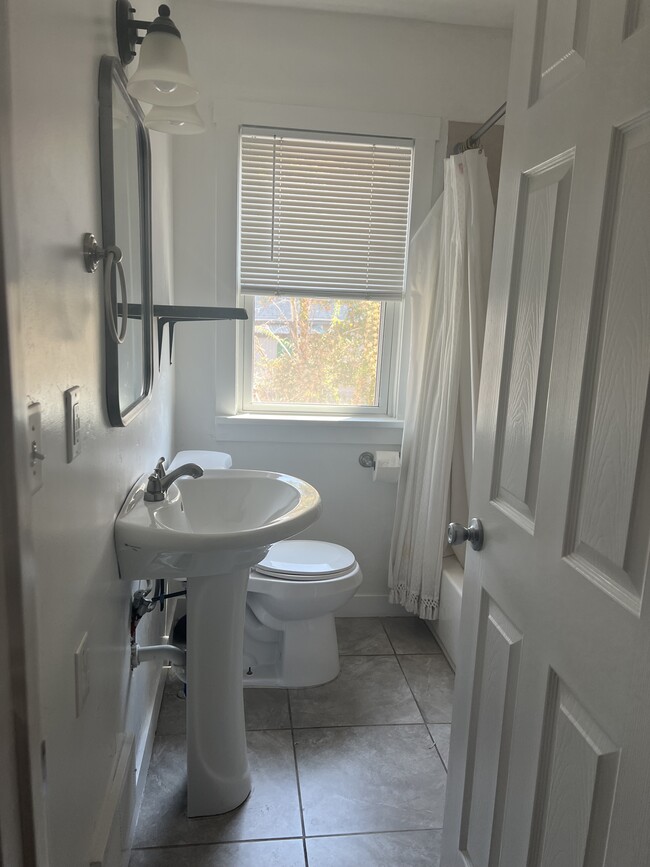 Bath 1 - 346 E Utopia Ave