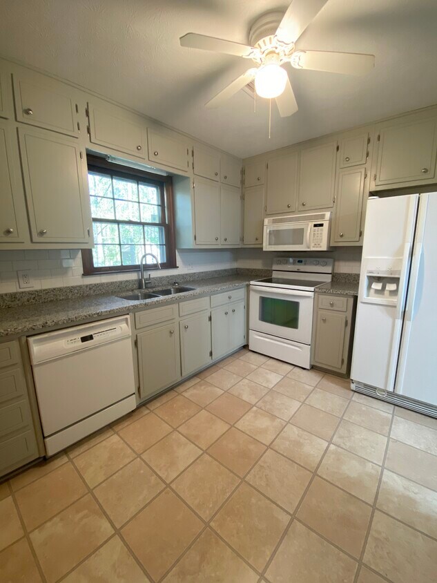 Kitchen - granite countertops and custom painted cabinets - 3947 Woodland Cir SE