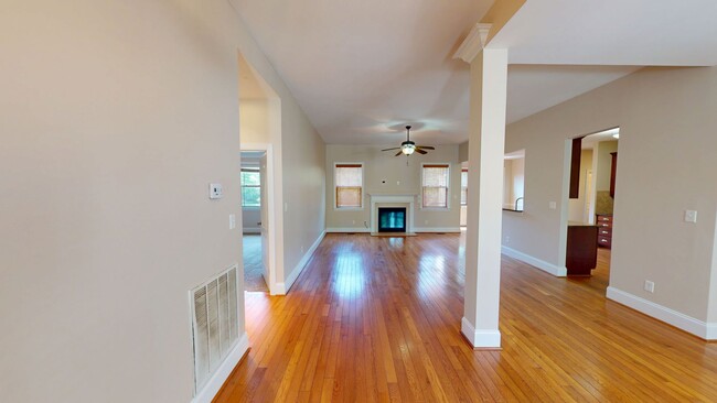 Foto del edificio - Large 5 Bedroom with Large Fenced in Back ...