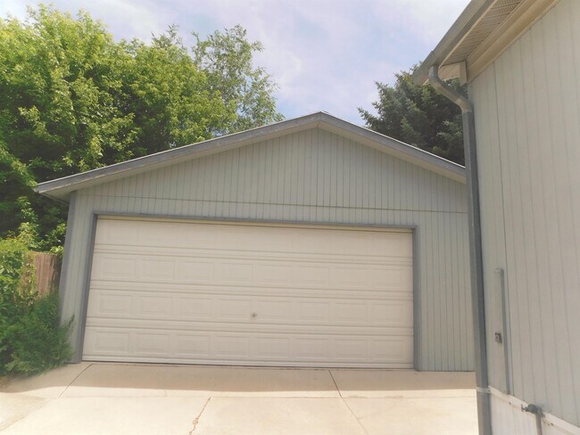 Building Photo - 7107 S 1245 W