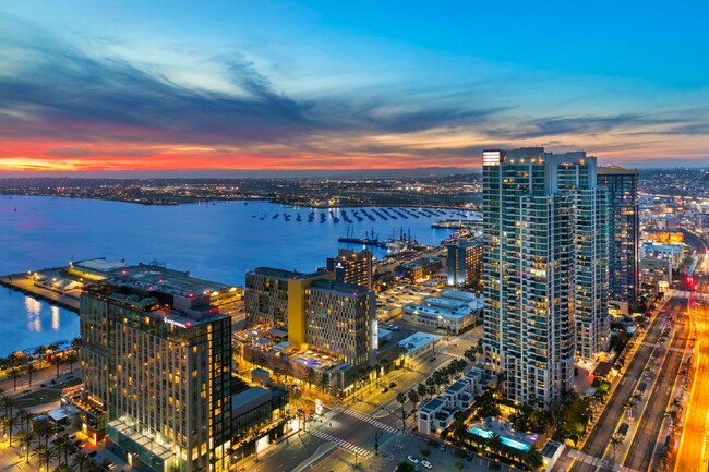 Building Photo - Electra 37th Floor with Sweeping Views